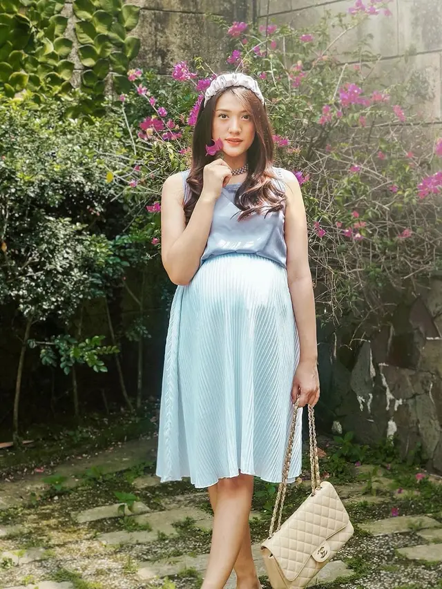 6 Gaya Anissa Aziza saat Lakukan Maternity Shoot, Penuh Kebahagian