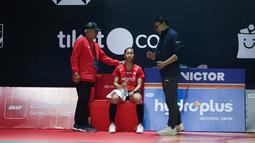 Putri KW takluk dalam pertandingan rubber gim dengan skor 17-21, 21-19, dan 17-21. (Bola.com/M Iqbal Ichsan)