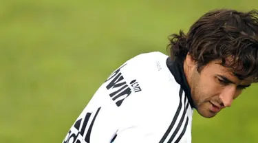 Kapten Real Madrid, Raul menghadiri latihan tim di Madrid pada 30 April 2009. Real Madrid akan menjalani duel El Clasico menghadapi Barcelona pada 2 Mei 2009, partai krusial. AFP PHOTO/PIERRE-PHILIPPE MARCOU