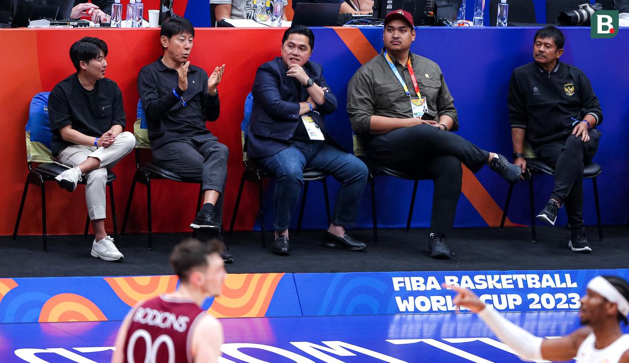 Shin Tae-yong (kedua kiri) dan penerjemahnya Jeong Seok-seo (kiri) menonton laga Grup H Piala Dunia FIBA 2023 antara Kanada melawan Latvia bersama Ketua Umum PSSI Erick Thohir (tengah), Menpora Dito Ariotedjo, dan Direktur Teknk Indra Sjafri (kanan) di Indonesia Arena, Senayan, Jakarta, Selasa (29/08/2023). (Bola.com/Bagaskara Lazuardi)