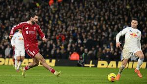 Gelandang Liverpool, Dominik Szoboszlai, menyumbangkan satu gol saat timnya bersua Leeds United pada laga pekan ke-15 Premier League di Elland Road, Minggu (7/12/2025) dini hari WIB. Sayangnya, gol Szoboszlai tak mampu membawa The Reds meraih kemenangan, karena ditahan 2-2 Leeds. (AFP/Oli SCARFF)