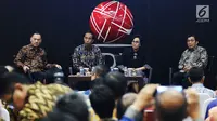 Presiden Joko Widodo (kedua kiri), Menteri Keuangan Sri Mulyani (ketiga kiri) Gubernur BI, Agus Martowardojo (kiri) dan Ketua OJK Muliaman Hadad saat berdialog dengan para pelaku pasar modal di BEI, Jakarta, Selasa (4/7). (Liputan6.com/Angga Yuniar)