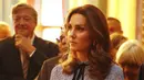Hadir di acara memperingati Hari Mental Sedunia, Kate Middleon tidak sendiri. Ia bersama dengan suaminya, Pangeran William, dan sang adik ipar, Pangeran Harry.  (AFP/Heathcliff O'Malley)