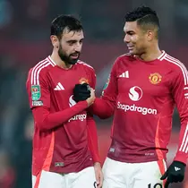 Pemain Manchester United, Bruno Fernandes dan Casemiro, merayakan kemenangan atas Leicester City pada pertandingan babak 16 besar Carabao Cup di Stadion Old Trafford, Kamis (31/10/2024). (AP Photo/Dave Thompson)