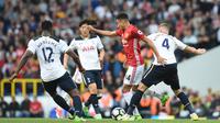 Gelandang Manchester United, Jesse Lingard, berusaha melewati beberapa pemain Tottenham Hotspur pada laga lanjutan Premier League, di Stadion White Hart Lane, Minggu (14/5/2017). Tottenham Hotspur meraih kemenangan 2-1. (EPA/Facundo Arrizabalaga)