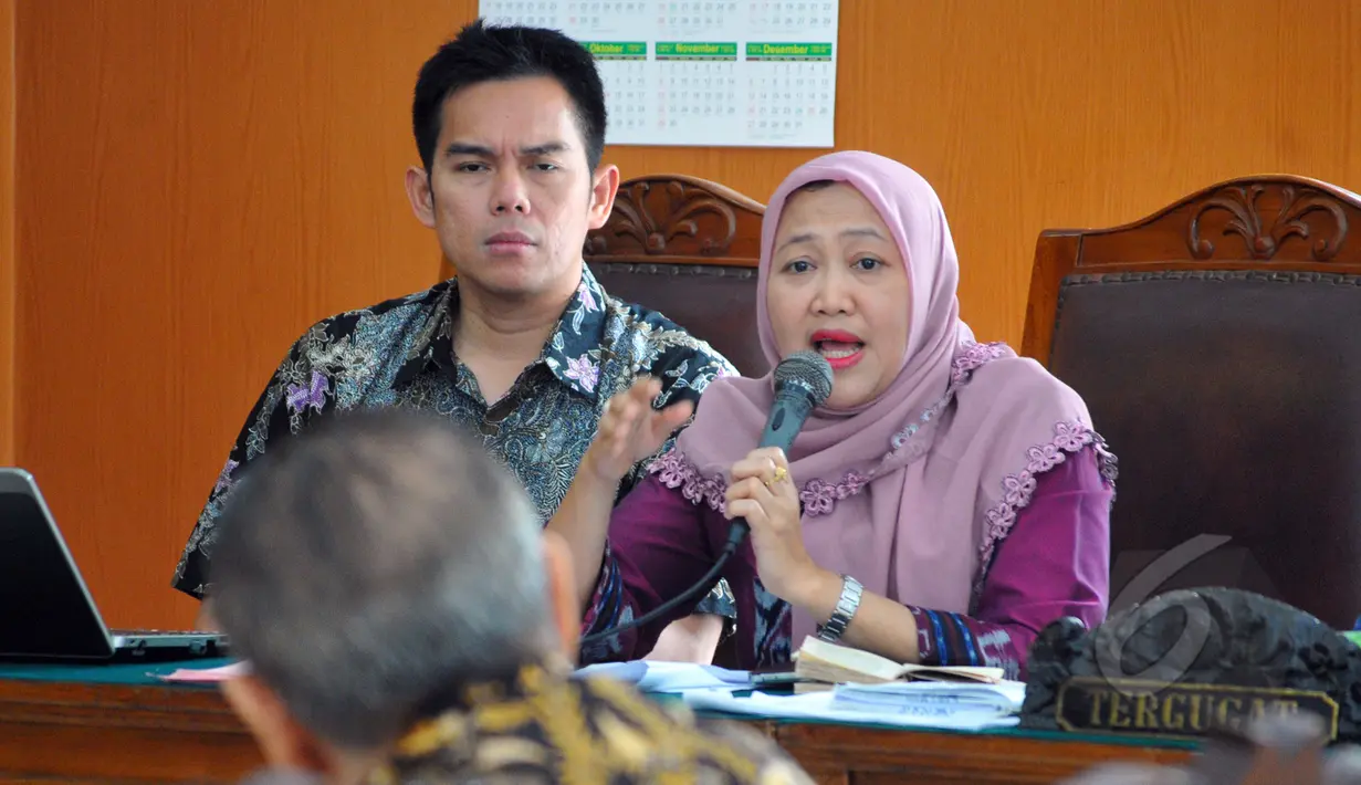 Tim kuasa hukum KPK saat memberikan pertanyaan kepada saksi ahli, mantan Hakim Agung, Yahya Harahap dalam sidang lanjutan praperadilan mantan Menteri ESDM, Jero Wacik di Pengadilan Negeri Jakarta Selatan, Jumat (24/4/2015). (Liputan6.com/Yoppy Renato) 