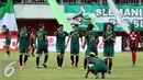 Ekspresi pemain PSS Sleman usai menyelesaikan laga pembuka turnamen Piala Presiden 2017 melawan Persipura di Stadion Maguwoharjo, Sleman, Sabtu (4/2). Laga berakhir imbang 0-0. (Liputan6.com/Helmi Fithriansyah)