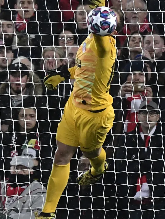 Kiper Atletico Madrid, Jan Oblak menipis bola saat bertanding melawan Liverpool pada leg kedua 16 besar Liga Champions di Anfield, Inggris (11/3/2020). Jan Oblak tampil gemilang saat Atletico Madrid mengalahkan Liverpool 3-2. (AFP/Javier Soriano)