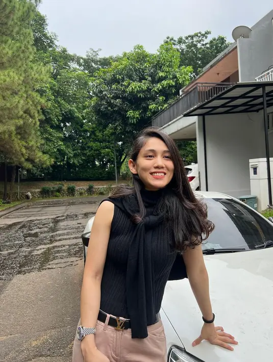 Athira merupakan pilot perempuan yang berusia 31 tahun. Namanya mulai dikenal karena kenal dengan beberapa artis. [Instagram.com/athirafarina]