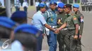 Panglima TNI Jenderal Gatot Nurmantyo bersalaman usai memimpin apel gelar operasi penegak ketertiban (Ops Gaktib) di Jakarta, Kamis (14/1). 1.244 prajurit mengikuti Operasi Yustisi dengan sandi Citra Wira Dharma 2016. (Liputan6.com/Gempur M Surya)