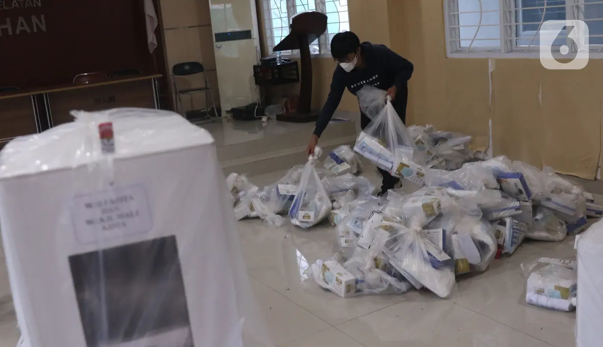 Kesibukan pendistribusian alat pelindung diri (APD) untuk setiap TPS di Parigi, Tangerang Selatan, Selasa (8/12/2020). Panitia Pemungutan Suara (PPS) menyiapkan APD seperti masker, sarung tangan, baju hazmat, ember pencuci tangan untuk keperluan Pilkada Tangsel. (Liputan6.com/Angga Yuniar)