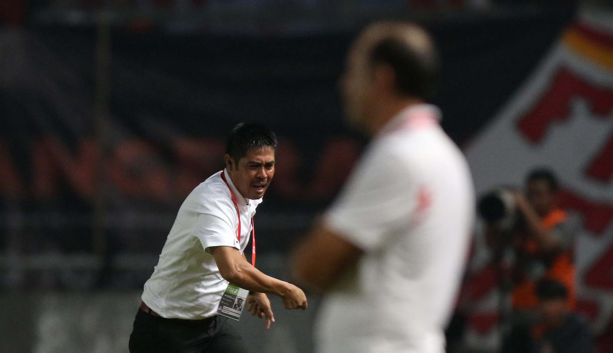Ekspresi kekecewaan pelatih Semen Padang, Nilmaizar, saat timnya melawan Persija dalam laga Torabika Soccer Championship 2016 presented by IM3 Ooredoo di Stadion Utama Gelora Bung Karno, Jakarta, Minggu (8/5/2016). (Bola.com/Arief Bagus)