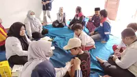 Tim Dokter dan Governance Public Relation PGE Area Karaha tengah melakukan vaksinasi imunisasi difteri warga Desa Sukahurip, Garut, Jawa Barat. (Liputan6.com/Jayadi Supriadin)