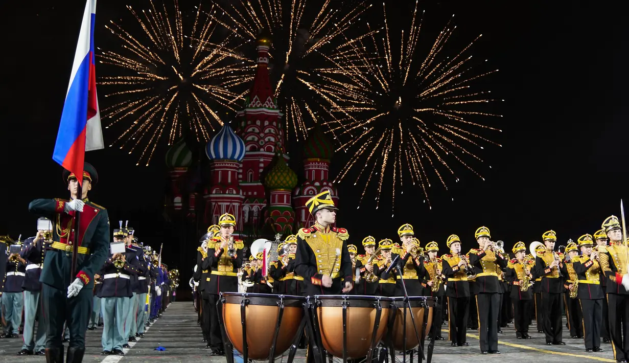 Kembang api meledak saat band militer gabungan dari negara-negara peserta tampil dalam Festival Musik Militer Internasional Menara Spasskaya dengan latar belakang Katedral St. Basil di Lapangan Merah, Moskow, Rusia, Selasa (31/8/2021). (AP Photo/Pavel Golovkin)