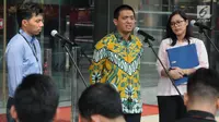 Ketua Wadah Pegawai KPK Yudi Purnomo Harahap (tengah) memberi keterangan terkait petisi 1.000 tanda tangan tolak Capim KPK bermasalah di Gedung KPK, Jakarta, Senin (2/9/2019). Pegawai KPK berharap Presiden Joko Widodo selektif memilih 10 Capim KPK yang akan diberikan ke DPR. (merdeka.com/DwiNarwoko)