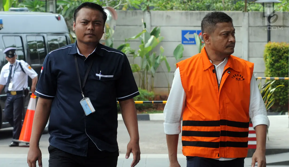 Bupati Buton Selatan nonaktif Agus Feisal saat akan menjalani pemeriksaan lanjutan di Gedung KPK, Kamis (13/9). Agus Feisal diperiksa sebagai tersangka dalam dugaan penerimaan hadiah terkait proyek di Kabupaten  Buton Selatan. (Merdeka.com/Dwi Narwoko)