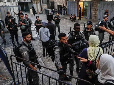 Pasukan Israel melarang pengunjung untuk memasuki kompleks Masjid Al-Aqsa di Kota Tua Yerusalem, Jumat (17/8). Tindakan itu menyusul serangan pisau terhadap seorang polisi Israel di dekat Gerbang Damaskus. (AFP/Ahmad GHARABLI)