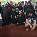 Potret Pemakaman Doddy Katamsi, Isak Tangis Chika Sang Anak Pecah