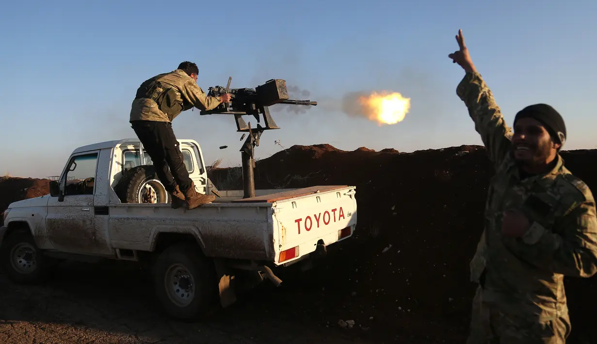 Tentara Pembebasan Suriah (FSA) yang didukung Turki memborbardir Unit Pertahanan Rakyat Kurdi (YPG) di Desa Um al-Hosh, Afrin, Suriah, Sabtu (20/1). Pasukan Turki mulai menembaki markas YPG Afrin dari perbatasan provinsi Hatay. (Foto DHA-Depo via AP)