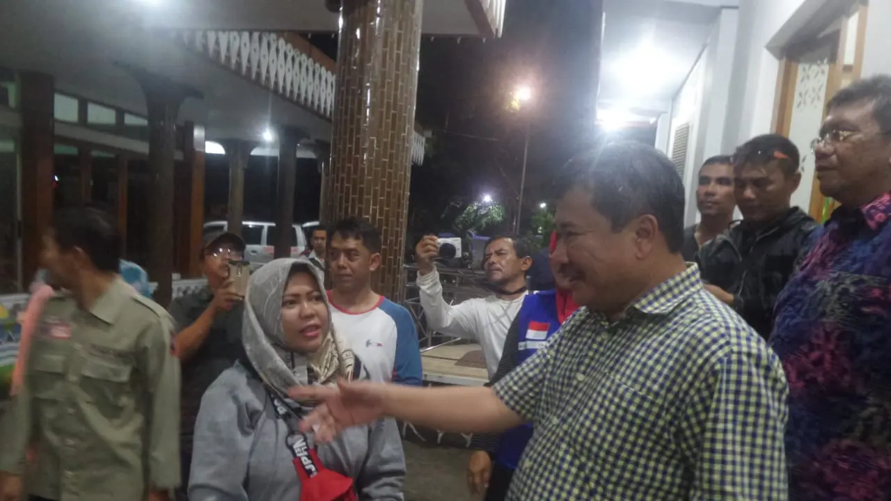 Bupati Garut Rudy Gunawan menyalami para korban selamat banjir bandang Sentani asal Garut