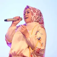 Penyanyi dan pencipta lagu Melly Goeslaw dipercaya mencipta lagu untuk film Kartini yang digarap Hanung Bramantyo. Banyak kesulitan dirasakan oleh istri Anto Hoead tersebut. (Nurwahyunan/Bintang.com)