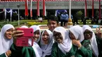 Sejumlah pelajar ber-selfi seusai mengikuti upacara memperingati Hari Pendidikan Nasional di Jakarta, Sabtu (2/5/2015). Peringatan tersebut mengangkat tema 'Gerakan Pencerdasan dan Penumbuhan Generasi Berkarakter Pancasila'. (Liputan6.com/Johan Tallo)