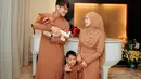 Dalam salah satu potret yang diambil di ruang tamu mereka, Lesti dan Rizky Billar tampil serasi dengan balutan busana warna cokelat tanah. Lesti mengenakan baju kurung panjang dengan hijab senada, sementara Rizky tampil gagah dengan baju koko lengan panjang.   [@lestikejora].