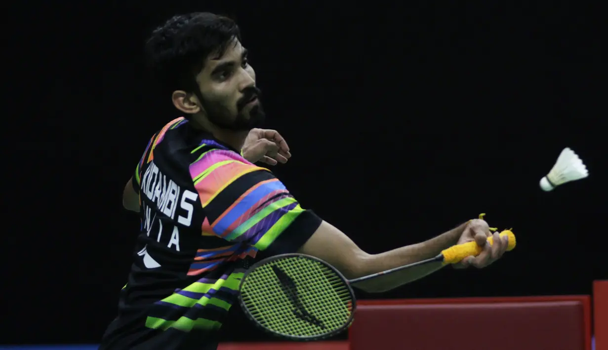 Tunggal putra India, Kidambi Srikanth, mengembalikan kok saat melawan tunggal Indonesia pada Indonesia Masters 2019 di Istora Senayan, Jakarta, Jumat (25/1). Srikanth gagal lolos ke semifinal. (Bola.com/Yoppy Renato)