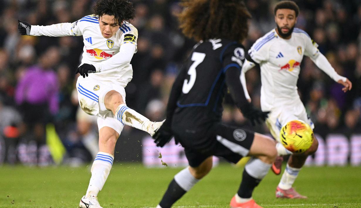 Pemain Leeds United, Ao Tanaka (kiri) mencetak gol dari luar kotak penalti ke gawang Chelsea dalam laga lanjutan Liga Inggris 2025/2026 di Elland Road, Leeds, Inggris, Rabu (03/12/2025). (AFP/Oli Scarff)
