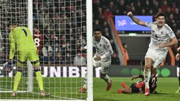 Maguire berkontribusi atas gol kedua Setan Merah yang membuat skor menjadi 2-1. (AFP/Glyn Kirk)