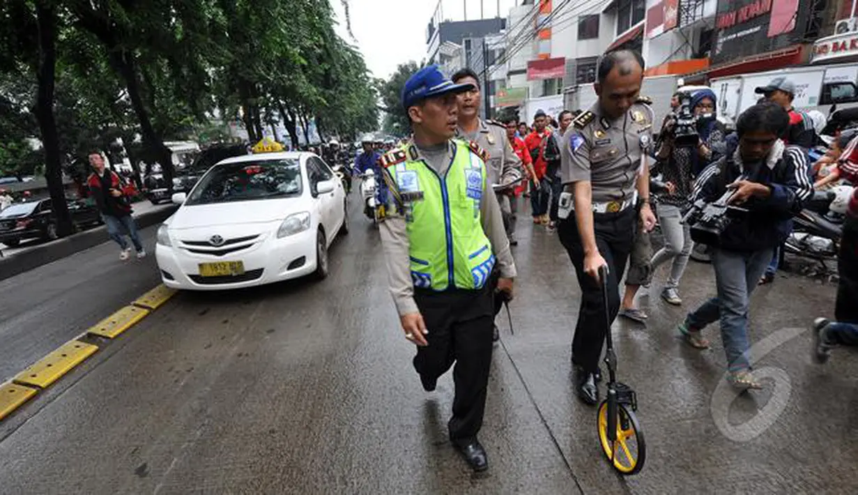Petugas sedang melakukan olah TKP tabrakan maut di Arteri Pondok Indah yang terjadi pada Selasa (20/1/2013). Menurut warga sekitar, kecelakaan di Arteri Pondok Indah sering sekali terjadi. (Liputan6.com/Miftahul Hayat)