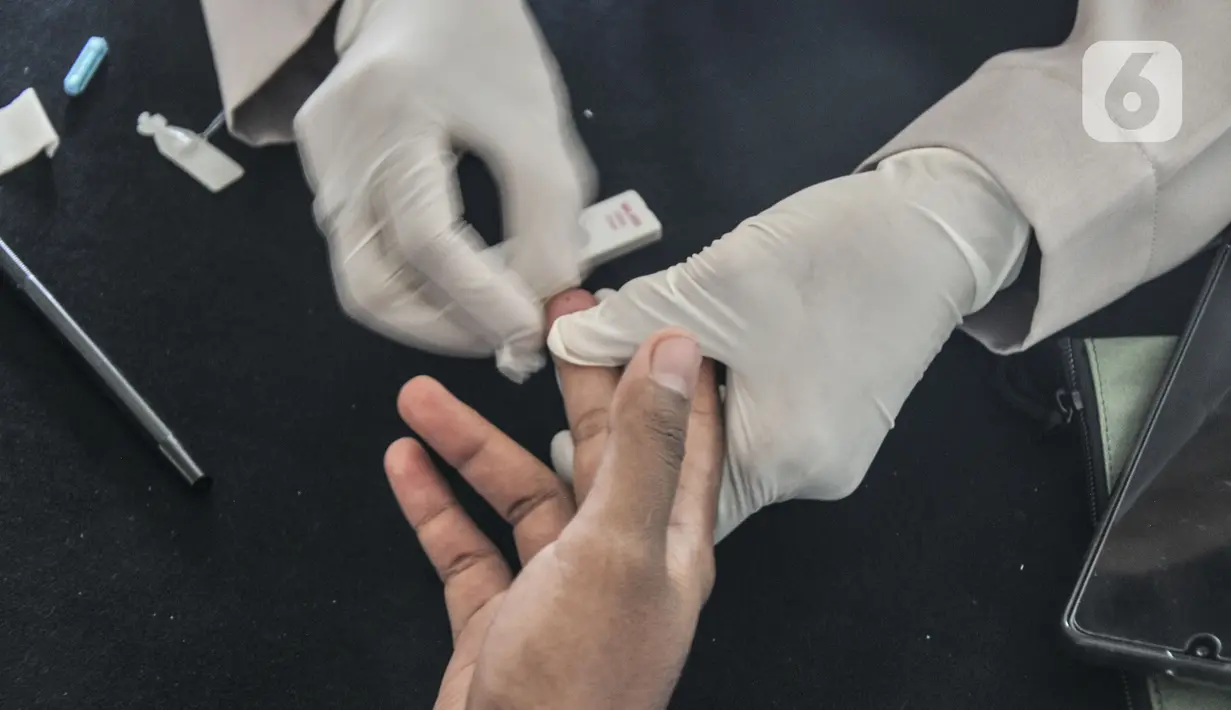 Atlet saat menjalani tes darah untuk pemeriksaan malaria di Hotel Grand Cempaka Business, Jakarta, Kamis (14/10/2021). Seperti diketahui, Pemprov DKI menyiapkan tempat karantina untuk kontingen DKI Jakarta yang berlaga di PON XX Papua di dua hotel. (merdeka.com/Iqbal S. Nugroho)