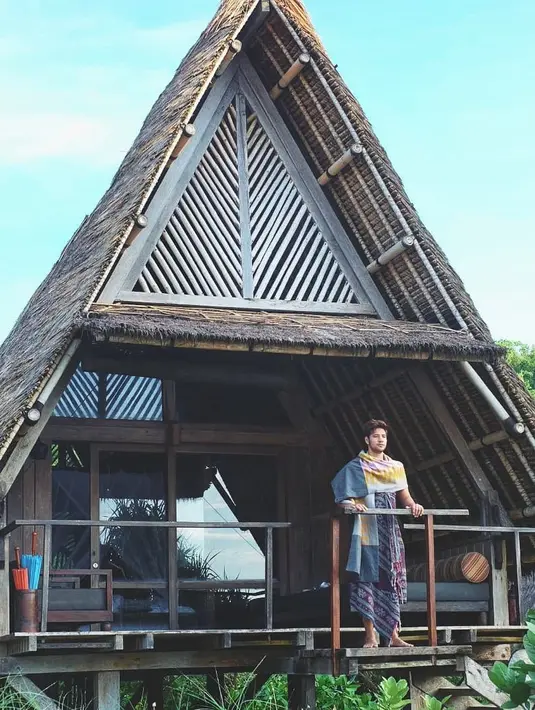 Tidak hanya menikmati suasana alam dan pantai, namun Ammar juga mengenal budaya Lombok lainnya dengan cara mengenakan kain tenun khas Lombok seperti di foto ini. Ammar dengan bangga memamerkan dadanya yang seksi. (Instagram/ammarzoni)