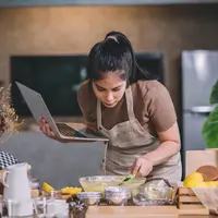 Ilustrasi perempuan memasak.copyrights.freepik.com