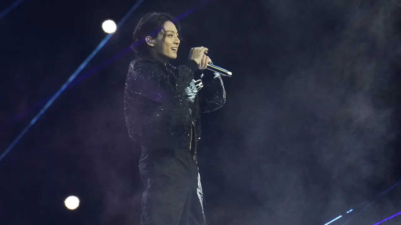 Foto: Aksi Memukau Jungkook BTS saat Nyanyikan Lagu Dreamers di Opening Ceremony Piala Dunia 2022