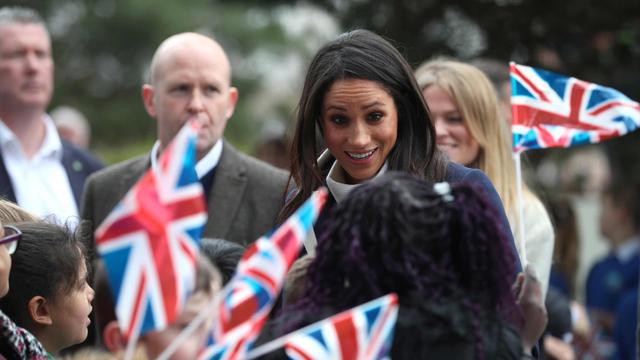 Meghan Markle menyapa anak-anak saat menghadiri sebuah acara yang diselenggarakan oleh perusahaan sosial Stemettes untuk merayakan Hari Perempuan Internasional di Millennium Point, Birmingham (8/3). (AFP Photo/Pool/Hannah Mckay)