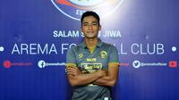 Bagas Adi Dikenalkan jadi pemain baru Arema, Jumat (17/1/2020). (Bola.com/Iwan Setiawan)