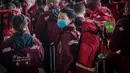 Staf medis Cheng Xiaoxue (tengah) dari Provinsi Guizhou, China barat daya, menunggu  kereta di Stasiun Kereta Api Wuhan di Provinsi Hubei, China (17/3/2020). Beberapa tim  medis mulai meninggalkan Hubei ketika epidemi COVID-19 yang terkena dampak paling parah itu terus menurun. (Xinhua/Xiao Yijiu)
