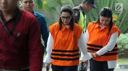 Anggota DPR Rooslynda Marpaung dan anggota DPRD Sumut Rinawati Sianturi tiba untuk menjalani pemeriksaan lanjutan di KPK, Jakarta, Kamis (19/7). Ketiganya juga diperiksa terkait Pengesahan Perubahan APBD 2013, 2014 dan 2015. (Merdeka.com/Dwi Narwoko)