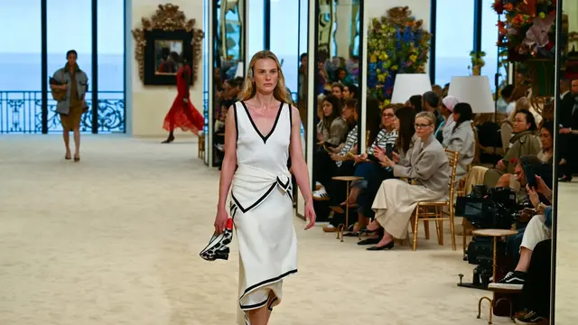 Sepatu Transparan Saint Laurent di Paris Fashion Week Dikaitkan dengan Fetish Kaki