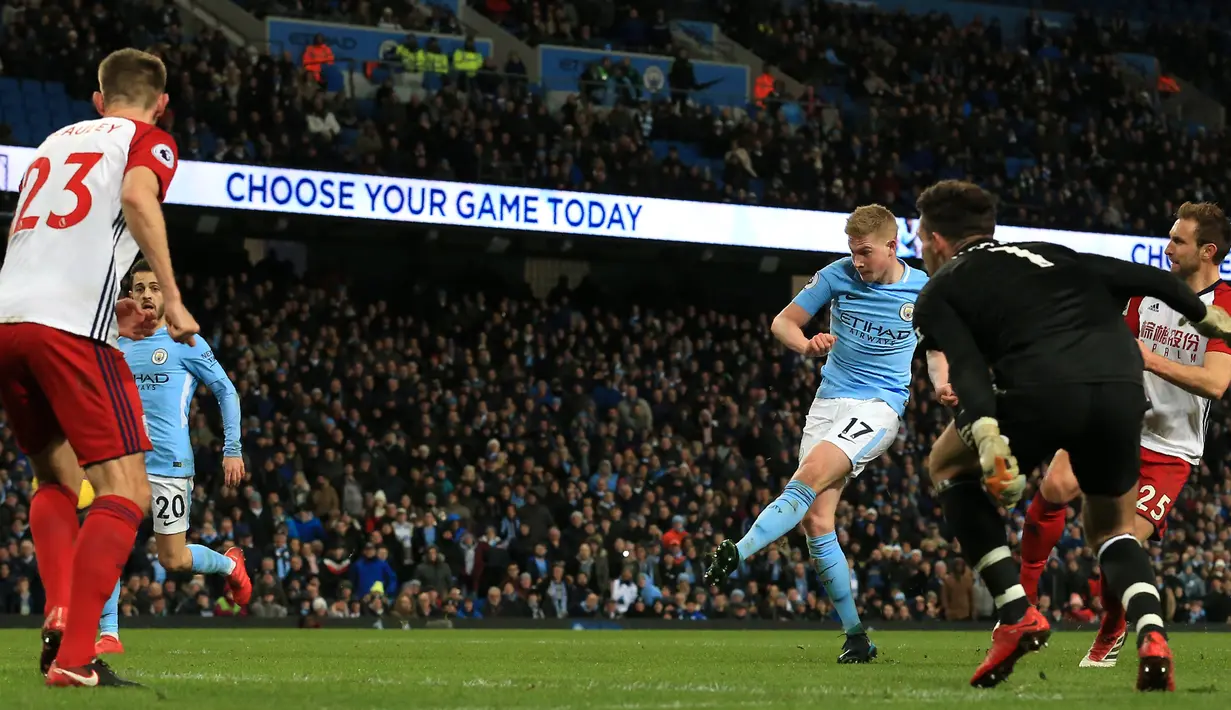 Gelandang Manchester City, Kevin De Bruyne melakukan tendangan ke gawang West Bromwich Albion pada laga pekan ke-25 Premier League di Etihad Stadium, Kamis (1/2). Manchester City membenamkan West Bromwich dengan skor 3-0. (Oli SCARFF/AFP)
