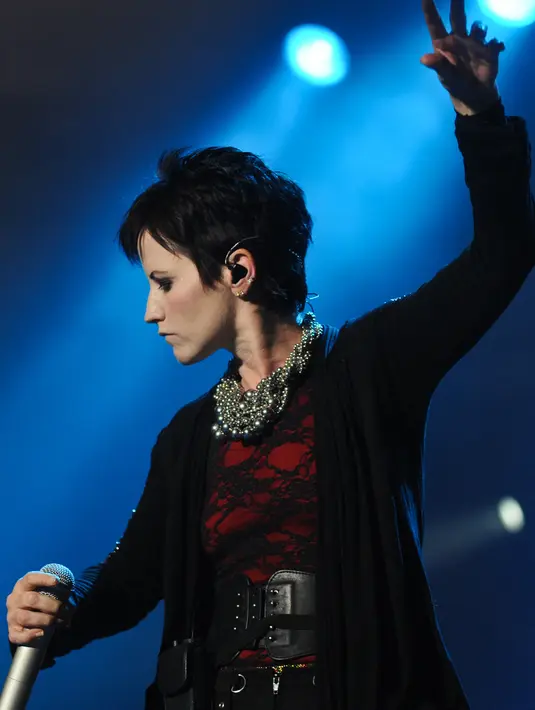 Penampilan vokalis The Cranberries, Dolores O’Riordan dalam pertunjukan di Caracas pada 6 Oktober 2010. Dolores sebelumnya membatalkan jadwal tur bersama Cranberries yang sedianya akan reuni pada 2017 karena masalah pada punggungnya (MIGUEL GUTIERREZ/AFP)