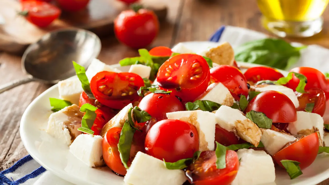 Resep Caprese Salad Tinggi Protein yang Segar dan Membuat Awet Kenyang