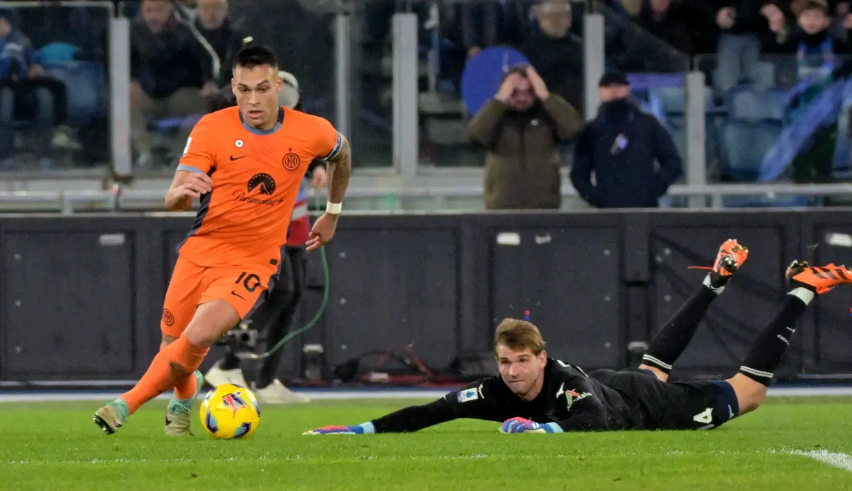Pemain Inter Milan, Lautaro Martinez (kiri) berusaha melewati kiper Lazio, Ivan Provedel pada laga lanjutan Liga Italia 2023/2024 di Olympic Stadium, Roma, Italia, Senin (18/12/2023) dini hari WIB. (AFP/Andreas Solaro)