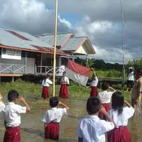 Viral, Anak SD Upacara Hari Kesaktian Pancasila di Tengah Banjir | Foto : facebook