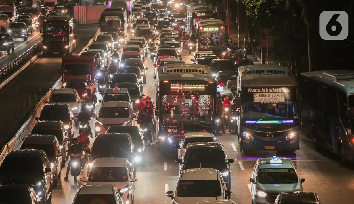 Ribuan kendaraan terjebak kemacetan di ruas Jalan Gatot Subroto dan Tol Dalam Kota di Jakarta, Jumat (20/1/2023). Menjelang libur panjang akhir pekan dan tahun baru Imlek sejumlah ruas jalan Ibu Kota terutama yang mengarah keluar kota dipadati kendaraan. (Liputan6.com/Faizal Fanani)