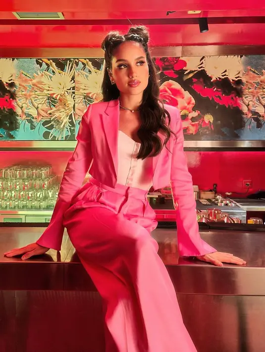 <p>Cinta Laura Kiehl terlihat menawan dengan pilihan warna outfit yang seru. Ia terlihat menawan dalam balutan crop blazer yang menampilkan kesan stylish. (Foto: Cinta Laura Kiehl)</p>