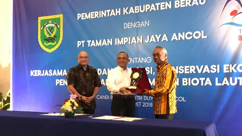 Bupati Berau Muharram dan Direktur Utama PT Impian Jaya Ancol C. Paul Tehusijarana