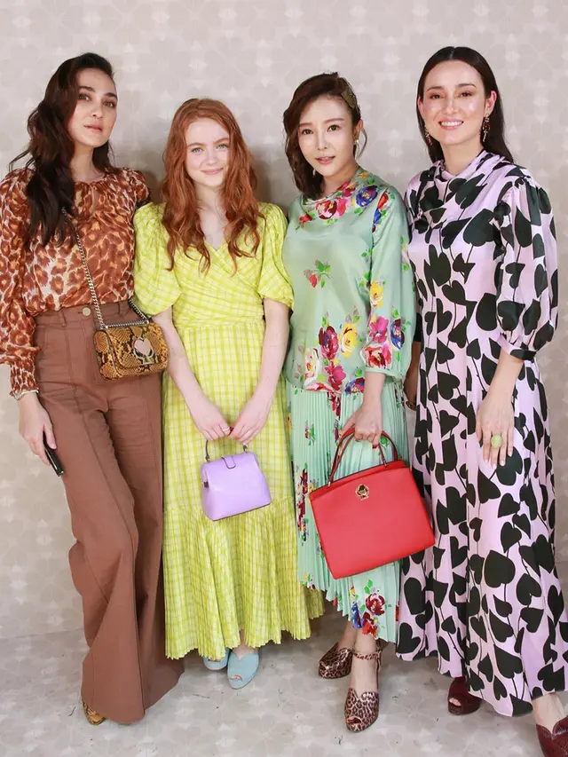 FOTO: Potret Outfit Luna Maya vs Julie Estelle di New York Fashion Week