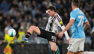 Kenan Yildiz (Juventus) mengejar bola dalam laga Serie A antara Lazio dan Juventus di Stadio Olimpico, 26 Oktober 2025. (AP Photo/Gregorio Borgia)